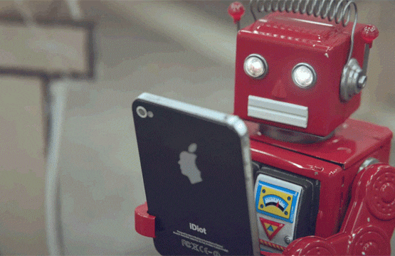 robot-intelligenza-artificiale-smartphone-telefono-cellulare_