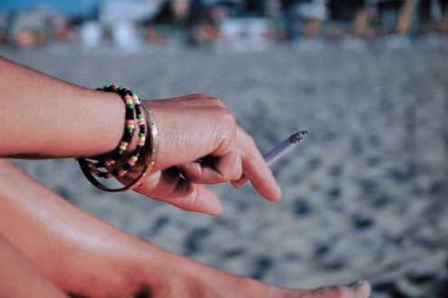 ragazza_che_fuma_sigaretta_in_spiaggia_